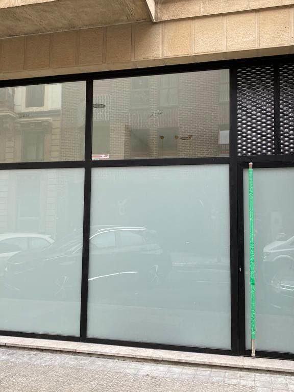 Escaparate en aluminio lacado negro