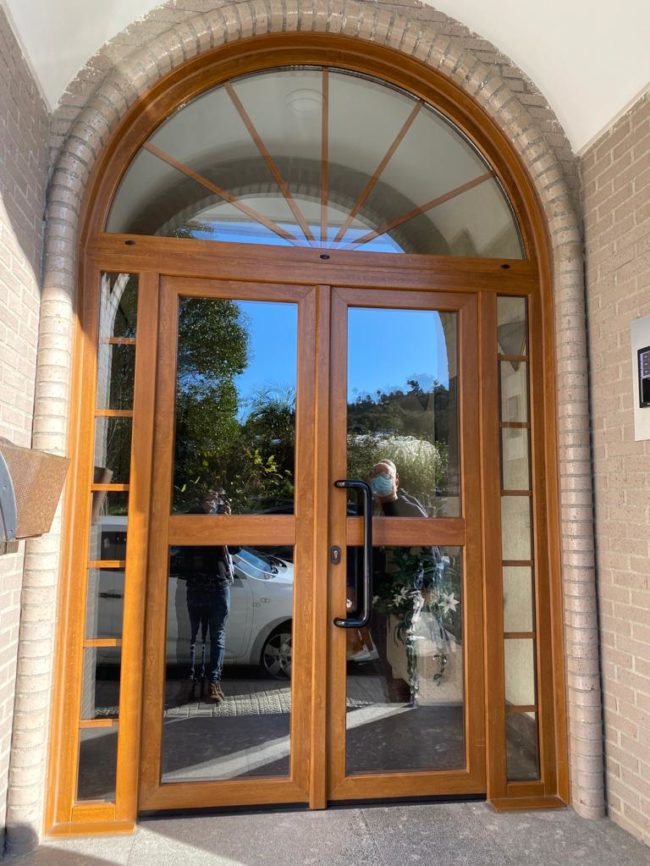 Puerta de portal instalada en Gorliz