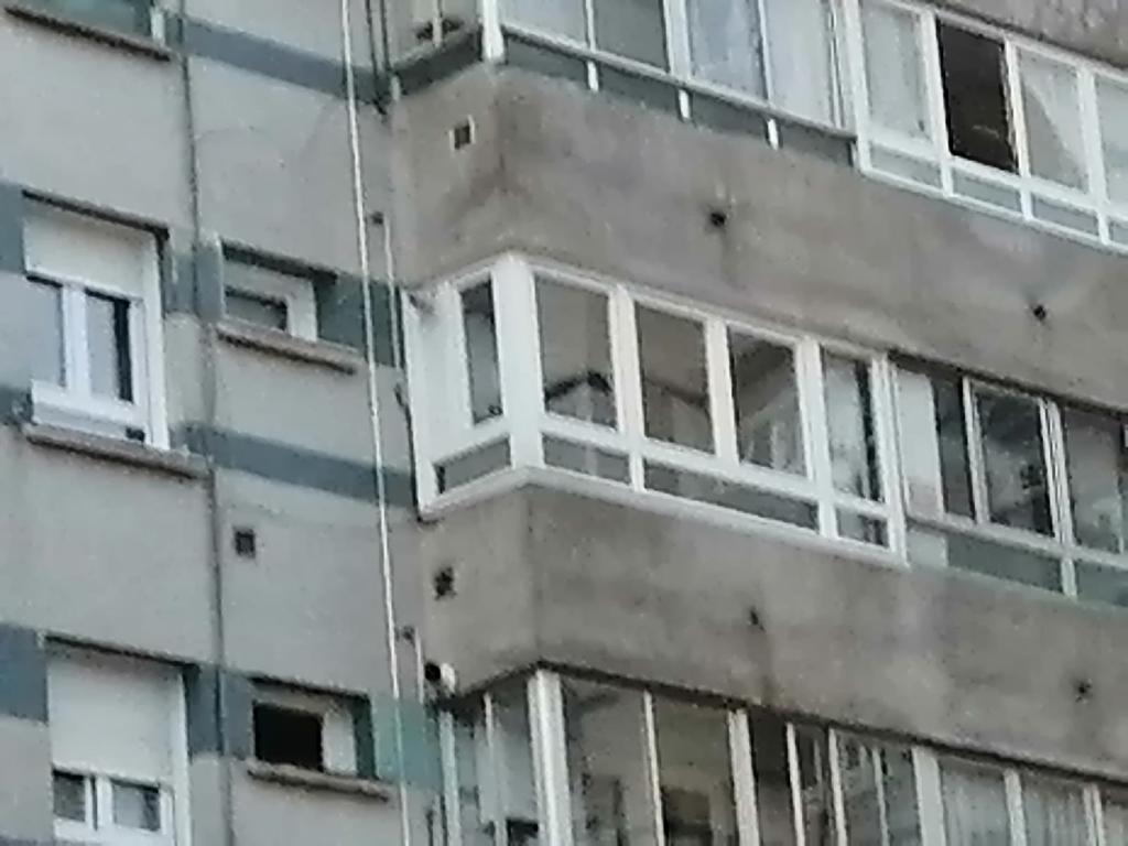 Cierre de balcón fabricado en PVC de la serie Cortizo E-70 blanco