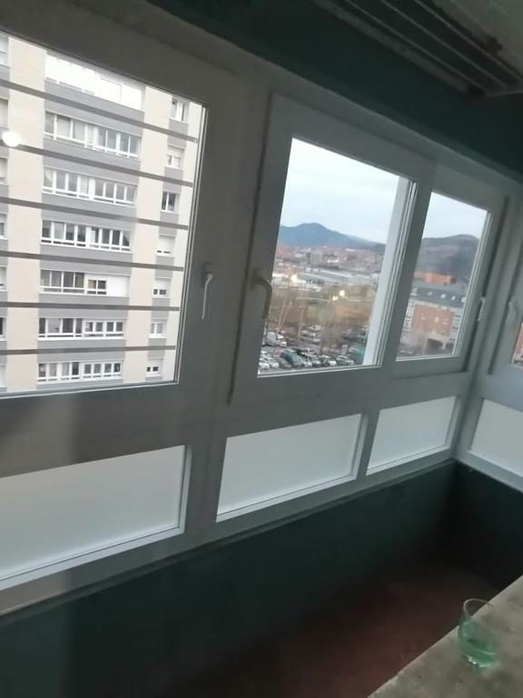 Cierre de balcón fabricado en PVC de la serie Cortizo E-70 blanco